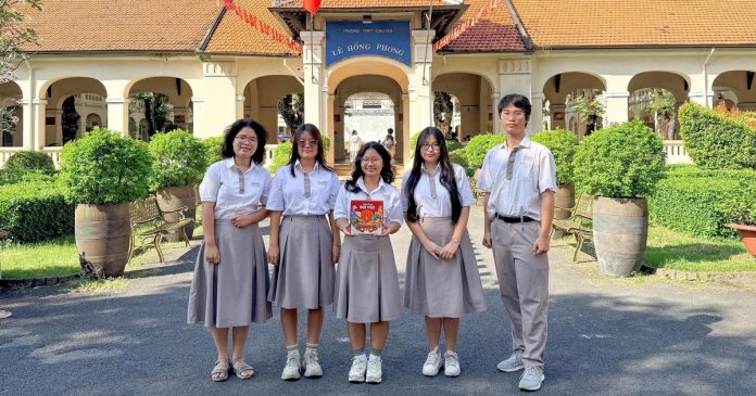 5 học sinh Trường THPT chuyên Lê Hồng Phong mang