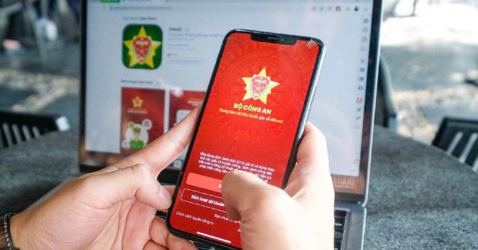 Bị hoãn xuất cảnh vì nợ thuế gần 2 triệu