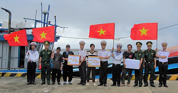 Chiến sĩ Trường Sa trao quà tết, tiếp sức ngư
