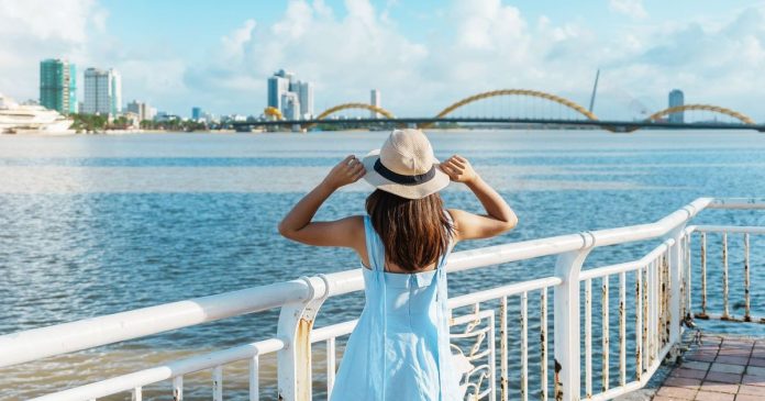 Du khách Anh đến Việt Nam sống và lý do