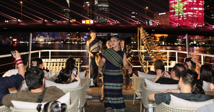 Đưa cồng chiêng Tây nguyên lên buýt sông 2 tầng,