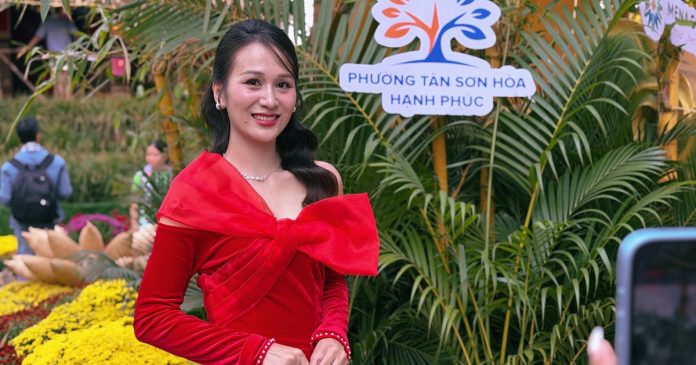 Đường hoa 5 tỉ đồng tại cửa ngõ sân bay