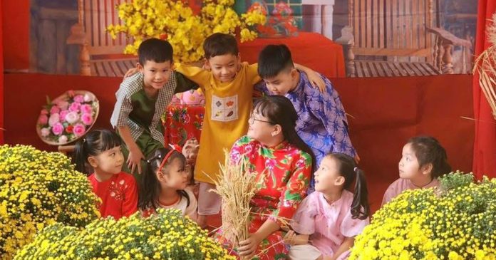 Giáo viên TP.HCM bắt đầu nhận tiền quà tết 2