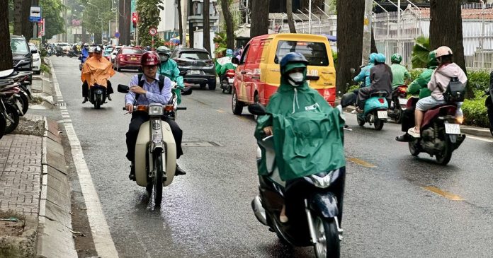 Mưa trái mùa bất ngờ xuất hiện ở TP.HCM và
