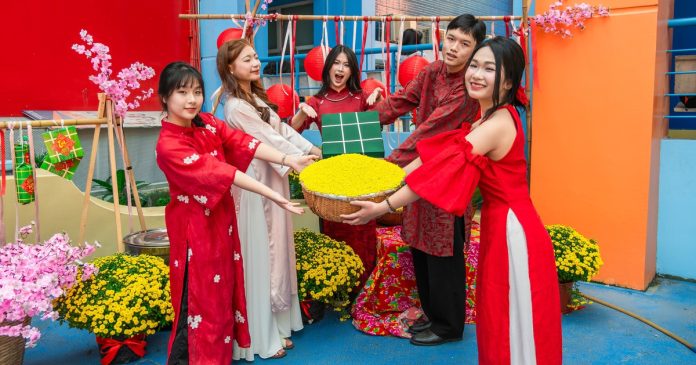 Sắc mai, đào, bánh chưng, bánh tét tràn ngập trường