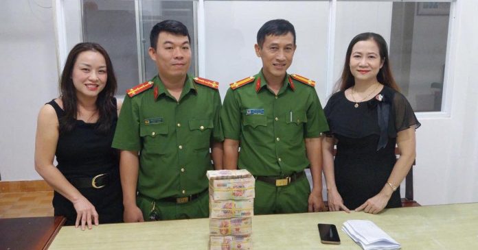 Tài khoản bất ngờ nhận 1 tỉ đồng, người phụ