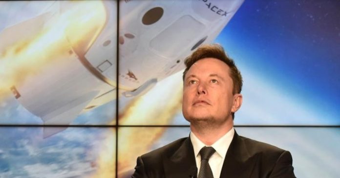 Tỉ phú Elon Musk tạm gác kế hoạch lên sao