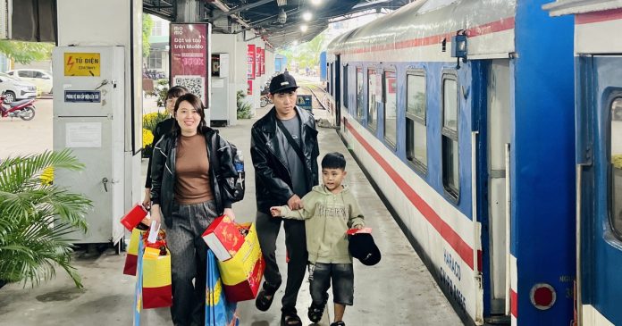 Về quê ăn tết sau 13 năm, khách xao lòng