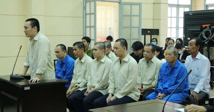 Xét xử 11 bị cáo 'khiêng quan tài trước chợ